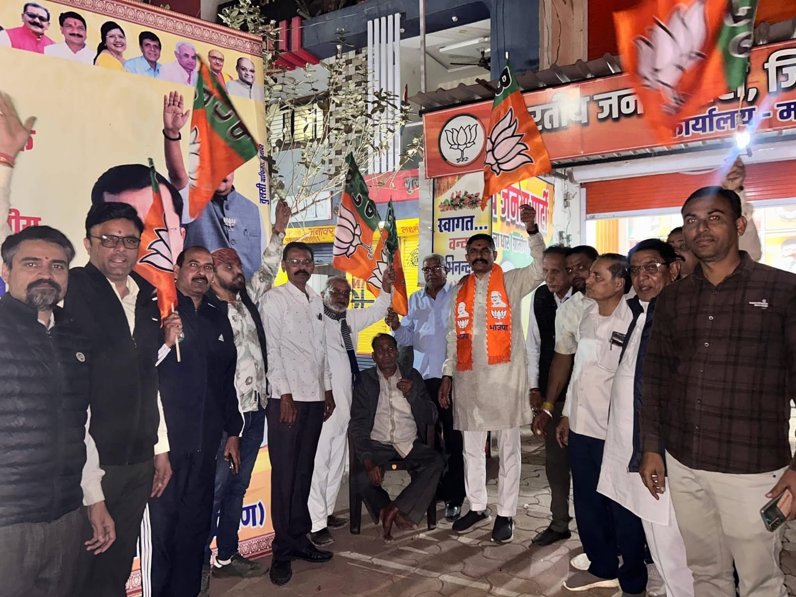 नवनिर्वाचित भाजपा राष्ट्रीय अध्यक्ष बनने पर भाजपा जिला ग्रामीण कार्यालय पर की आतिशबाजी