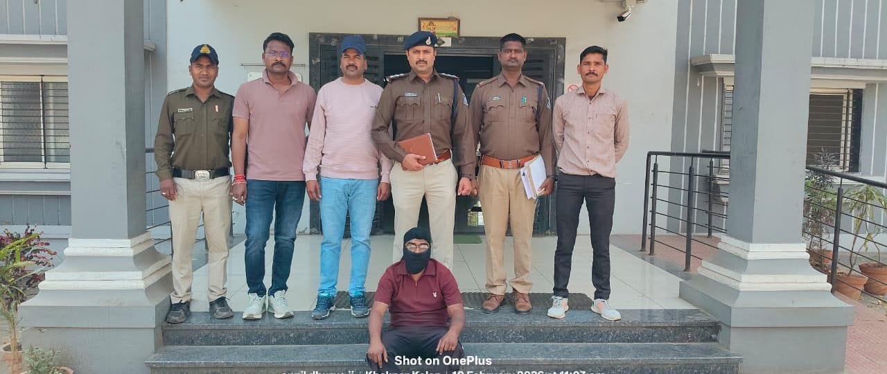 खकनार पुलिस व्दारा अवैध हथियार तस्करी के आरोपी के साथ मिलकर शासकीय कार्य में बाधा उत्पन्न करने वाले फरार एवं इनामी आरोपी को गिरफ्तार करने में सफलता प्राप्त हुई