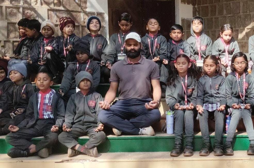 महाशिवरात्रि हमें केवल पूजा-पाठ तक सीमित नहीं रखती, बल्कि यह आत्मजागरण का संदेश देती है। शिव स्वयं योग के प्रतीक हैं:- योगाचार्य महेश पाल