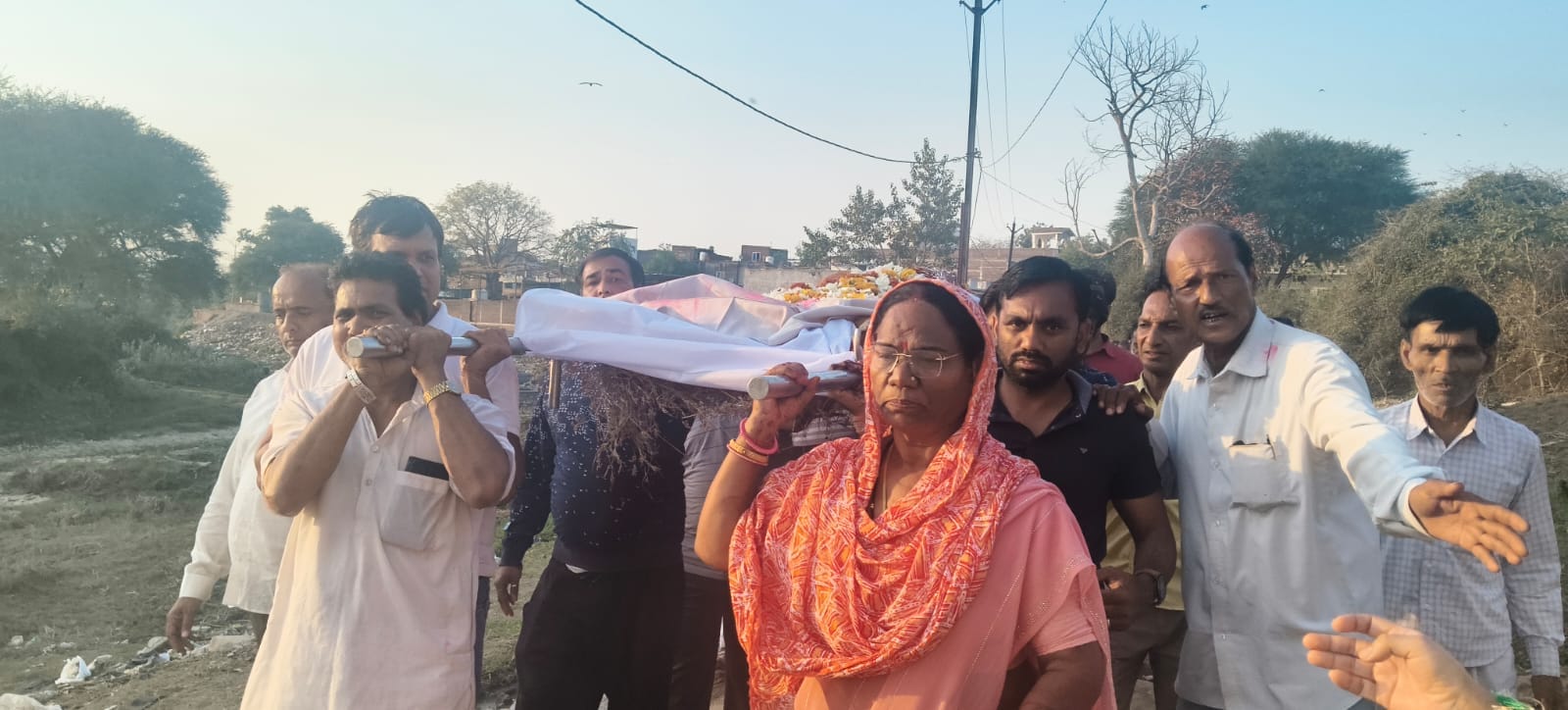 बेटी ने दी पिता को मुखाग्नि, अर्थी को कांधा देकर नम आंखों से दी अंतिम विदाई