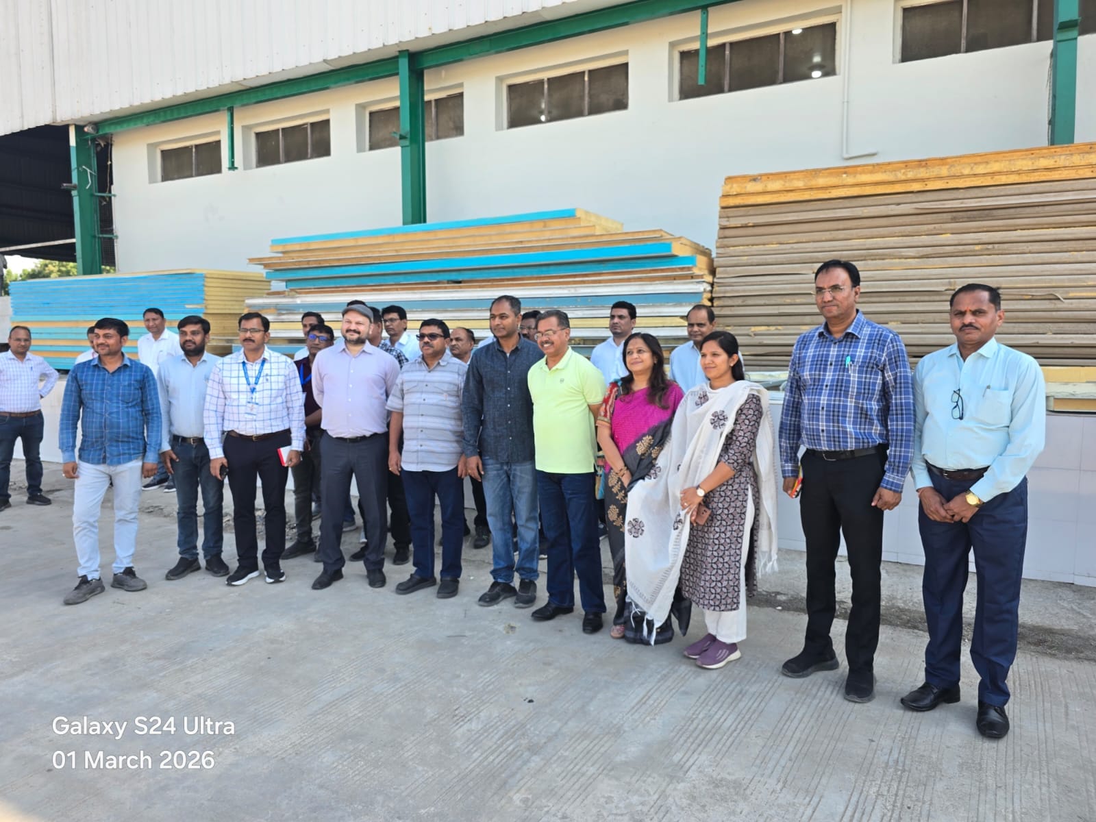 कसरावद विकासखंड में कृषि, उद्यानिकी एवं औद्योगिक गतिविधियों का अधिकारियों द्वारा निरीक्षण