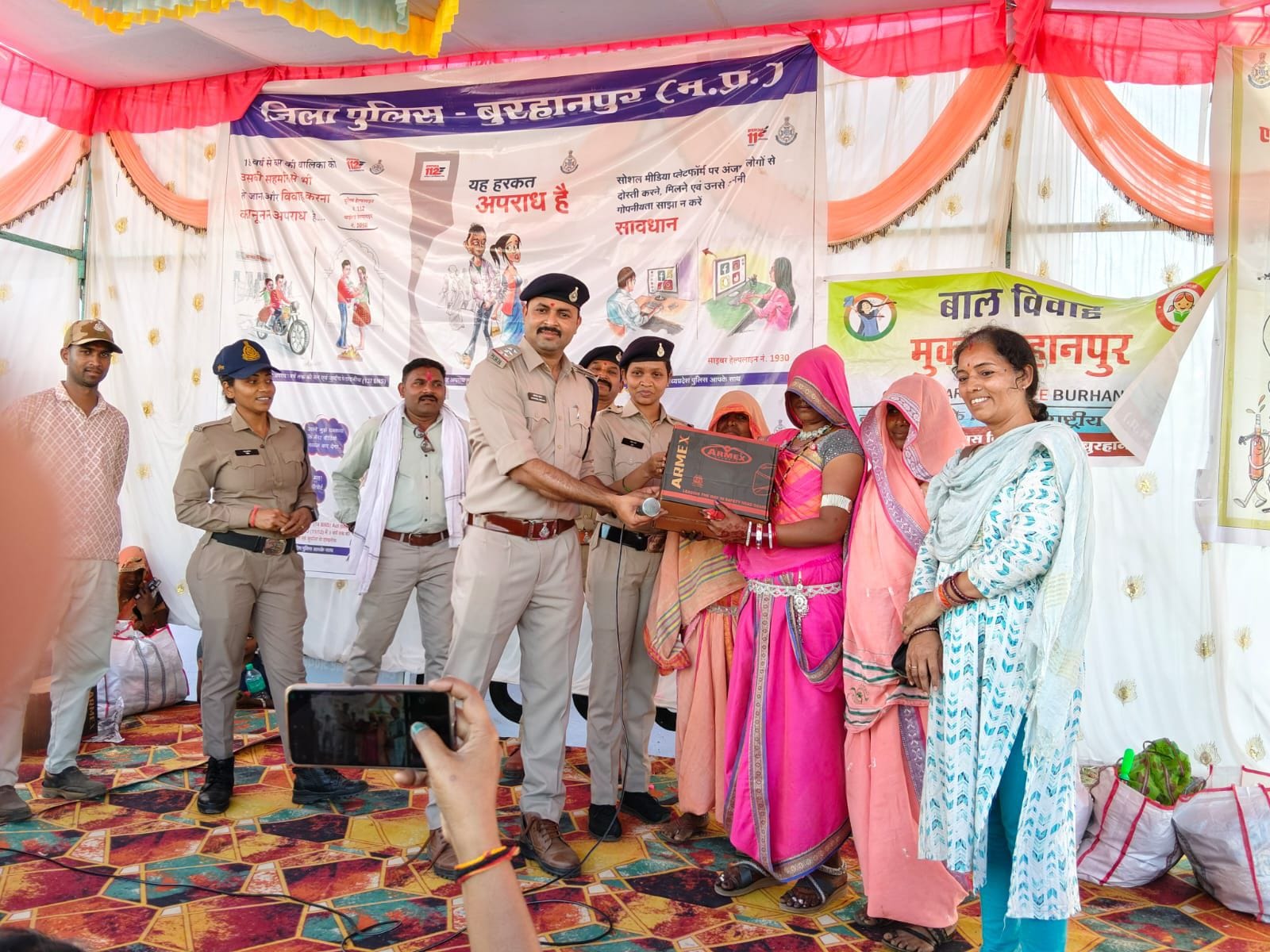 भगोरिया हाट बाजारों में विशेष जागरूकता अभियान* — *महिला सुरक्षा, साइबर अपराध, यातायात सुरक्षा,एवं नशामुक्ति पर जन-जागरूकता कार्यक्रम