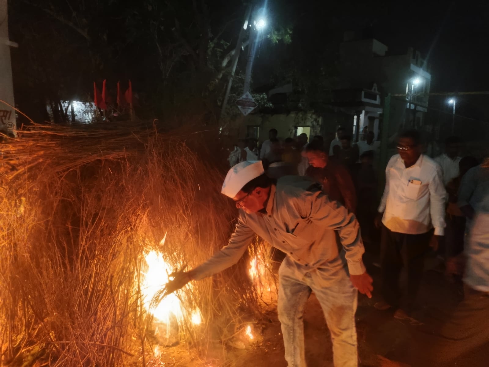 ग्राम पटेल ने किया होलिका दहन ,परंपरा के अनुसार हुआ होलिका दहन